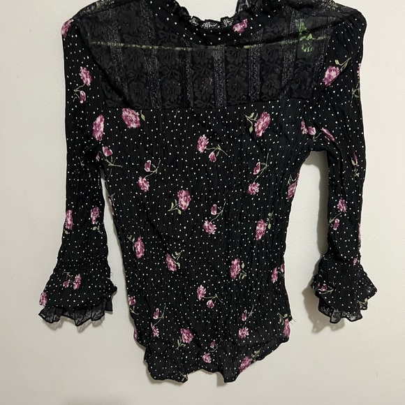Three quarter sleeve black lace and floral blouse. - Picture 3 of 4
